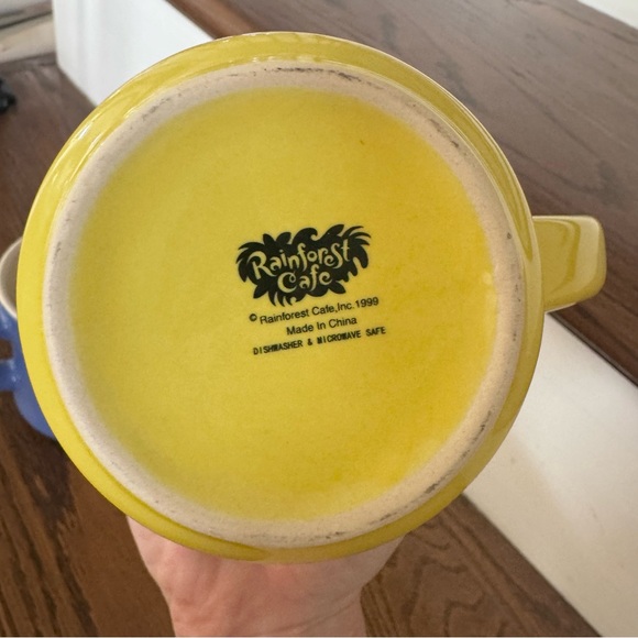 Vintage New (2) 1999 RAINFOREST CAFE Blue and Yellow Ceramic Mugs - Picture 6 of 7